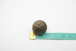 Militaria - BUTTON : FRENCH ARTILLERIE - Armee De Terre France - Size: Medium - Uniformes