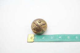 Militaria - BUTTON : FRENCH ARTILLERIE - Armee De Terre France - Size: Medium - Uniformes