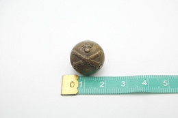 Militaria - BUTTON : FRENCH ARTILLERIE - Armee De Terre France - Size: Small - Uniformes