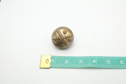 Militaria - BUTTON : FRENCH ARTILLERIE - Armee De Terre France - Size: Small - Uniformes