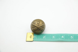 Militaria - BUTTON : FRENCH ARTILLERIE - Armee De Terre France - Size: Small - Uniformes