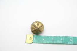 Militaria - BUTTON : FRENCH ARTILLERIE - Armee De Terre France - Size: Small - Uniformes