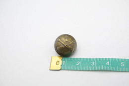 Militaria - BUTTON : FRENCH ARTILLERIE - Armee De Terre France - Size: Small - Uniformes