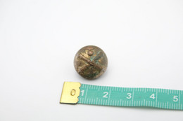 Militaria - BUTTON : FRENCH ARTILLERIE - Armee De Terre France - Size: Small - Uniformes