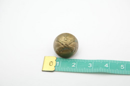 Militaria - BUTTON : FRENCH ARTILLERIE - Armee De Terre France - Size: Small - Uniformes