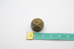 Militaria - BUTTON : FRENCH ARTILLERIE - Armee De Terre France - Size: Small - Uniformes