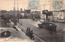 CPA FRANCE - 17 - Ile De Ré - Saint Martin De Ré - Le Bateau De La Rochelle Sortant Du Port - LL - Ile De Ré