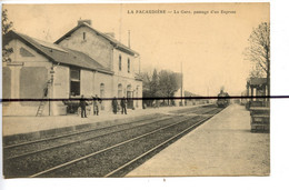 CPA . D42. LA PACAUDIERE . La Gare, Passage D'un Train Expresse .  CARTE AVEC UN PLI AU MILIEU - La Pacaudiere