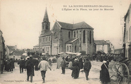 La Roche Bernard * La Place Et L'église , Un Jour De Marché * Villageois - La Roche-Bernard