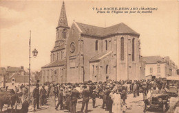 La Rocher Bernard * Place De L'église Un Jour De Marché - La Roche-Bernard