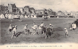 CPA FRANCE - 85 - Les Sables D'Olonne - La Plage - Enfants Jouant Dans Le Sable - LL - Sables D'Olonne