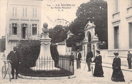 CPA FRANCE - 17 - LA ROCHELLE - La Statue Réaumur - LC 324 - La Rochelle