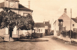 Brèves * La Grande Rue Et La Mairie Du Village * Enfants Villageois - Autres & Non Classés