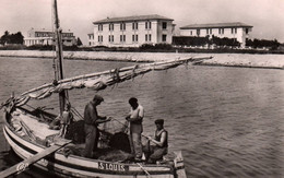 La Nouvelle - Port La Nouvelle - Vue Vers Le Préventorium - Bateau De Pêche Pêcheurs - Port La Nouvelle