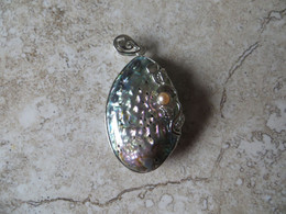 Pendentif En Nacre Bleue Avec Reflet Rose - Coquillage Monté En Pendentif Sur Métal Argenté - Petite Perle Fine - Other & Unclassified