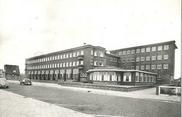 Egmond Aan Zee, Troelstra - Oord , Voorzijde  (met Klassieke Auto's O.a. Volkswagen Kever , VW ) - Egmond Aan Zee