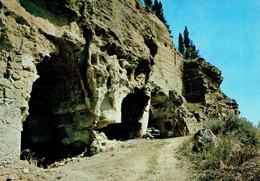CADENET : Les Grottes Du Château - Cadenet