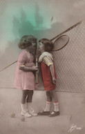 CPA Sport - Tennis - Fantaisie Deux Enfants Avec Raquette De Tennis Devant Un Filet - Tenis