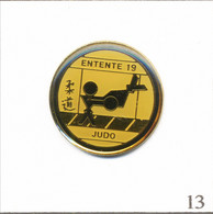 Pin's Sport - Art Martial / Club De Judo “Entente 19“. Estampillé Arc En Ciel. Epoxy. T920-13 - Judo