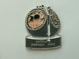 Pin's SATELLITE PHOTON - 1992 - Space