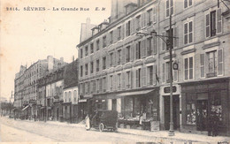 CPA - France - 92 - SEVRES - La Grande Rue - 2814 - EM - Vieille Voiture - Sevres