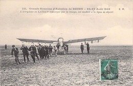 CPA - AVIATION - Grande Semaine D'Aviation De REIMS Août 1909 - 141 - Aéroplane De Latham Reporqué Par La Troupe - Reuniones