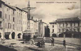 CPA CP Bagnols Sur Cèze Place De L'hôtel De Ville Edit Paul Bernard - Bagnols-sur-Cèze