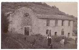 FEMME GARDE DES CHEVRES DEVANT BATISSE PROVENCALE  1941 - Personen