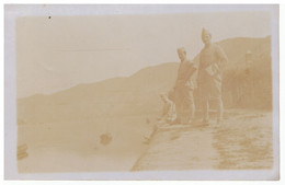 MILITAIRES DE 14.18  AU BORD D'UNE RIVIERE   VILLAGE DERRIERE   CARTE PHOTO SEPIA - Personnes