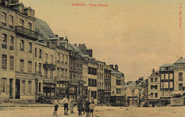 Avesnes * Place D'armes * Enfants Villageois * Cpa Toilée Colorisée - Avesnes Sur Helpe