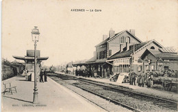 Avesnes * La Gare * Arrivée Train Locomotive Machine * Ligne Chemin De Fer Du Nord - Avesnes Sur Helpe