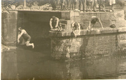 CARTE PHOTO -  Quatre Hommes En Maillot De Bain  Sautant D'un Pont ???? - A Identifier