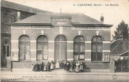 Caestre * Rue Et La Mairie Du Village * Villageois - Autres & Non Classés