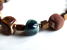 Bracelet Céramique Artisanale, Céramique Fait-main, Perles Cubes Bronze, Laiton Plein, Bijou De Créateur, Cadeau Femme, - Bracelets