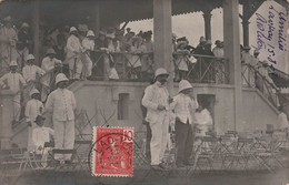 CPA Vietnam - Carte Photo D'une Foule Sous Un Kiosque - Casque Colonial - Oblitéré A Haiphong En 1907 - Vietnam