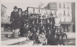 BOUCHES DU RHONE / ROUSSET /  SUR LA PLACE / JOLIE PHOTO / TROUPE DE SCOUTS FEMININES / NOMMEES AU DOS - Pfadfinder-Bewegung