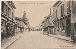 CPA  Bonnières (78) Les Commerces De Vêtements Nouveautés ...  Berry ...   Dans La Grande Rue - Bonnieres Sur Seine