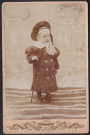 RARE ! VIEILLE PHOTO MONTEE - PETIT GARCON AVEC BATON DE MARCHE ET INSCRIPTION SUR CASQUETTE - WALKING STICK - Alte (vor 1900)