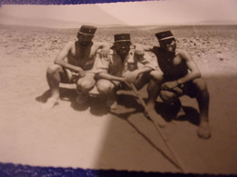 Photo Military Guys Men Affectionate Pose Gay Interest Beach Boys Man Nude Artistic Trunk Muscles CIRCA 1950 - Anonieme Personen