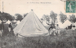 CPA - MILITARIAT - La Vie Au Camp - Montage Des Tentes - Guérin Mourmelon - Kasernen