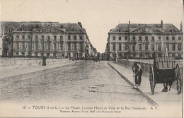 France. Carte Postale. Tours. Musée. Ancien Hôtel-de-Ville. Rue Nationale. Nettoyage De Rue. Ecrite. Circulé. Timbre. - Musées