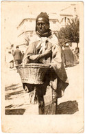 LA PAZ : UN INDIO [ STREET VENDOR / VENDEUR AMBULANT ? ] - REAL AMATEUR PHOTO POSTCARD : SEPTEMBER 1923 - RRR ! (al0073) - Bolivie