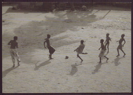 BENIN CENTRE DAMIEN ENFANTS JOUANT AU FOOTBALL - Benin