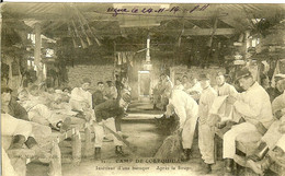 56 LE 22NOVEMBRE 1914 CAMP DE COETQUIDAN INTERIEUR D UNE BARAQUE APRES LA SOUPE ON BALAYE 1914 - Guer Coetquidan