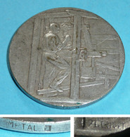 Rare Médaille En Métal Argenté Association Générales Des Tissus Et Des Matières Textiles 1950 Rivet - Professionnels / De Société