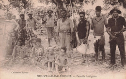 CPA - Nouvelle Calédonie - Famille Indigène - Collection Barrau - Enfant - Nieuw-Caledonië