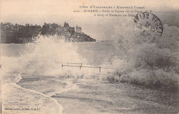 CPA - FRANCE - 35 - Dinard - Etude De Vagues Sur La Digue - GP - Dinard