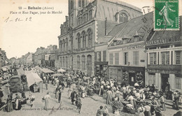 Bohain * Place Et Rue Fagar , Un Jour De Marché * Foire * Café Gaston * Commerces Magasins - Andere & Zonder Classificatie