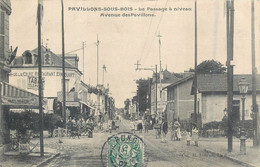 CPA 93 Seine Saint Denis > Les Pavillons Sous Bois Le Passage à Niveau - Avenue Des - Tabac - Laiterie Café De La Gare - Les Pavillons Sous Bois