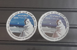 INDIA 2018 Error Mahatma Gandhi Round Odd Shaped Rs.25 Stamp "Tow Different Colours" Error MNH P.O Fresh & Fine - Abarten Und Kuriositäten